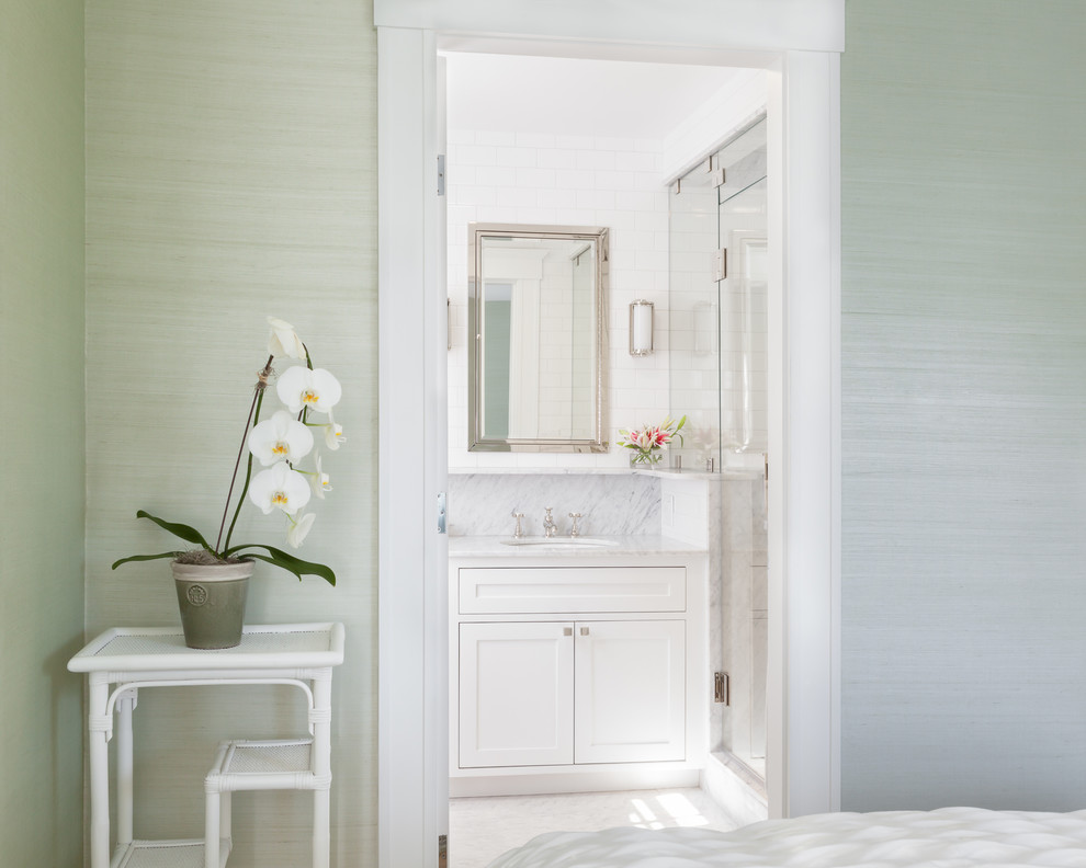 Modelo de cuarto de baño costero con lavabo bajoencimera, armarios estilo shaker, puertas de armario blancas, ducha empotrada, baldosas y/o azulejos blancos y baldosas y/o azulejos de cemento