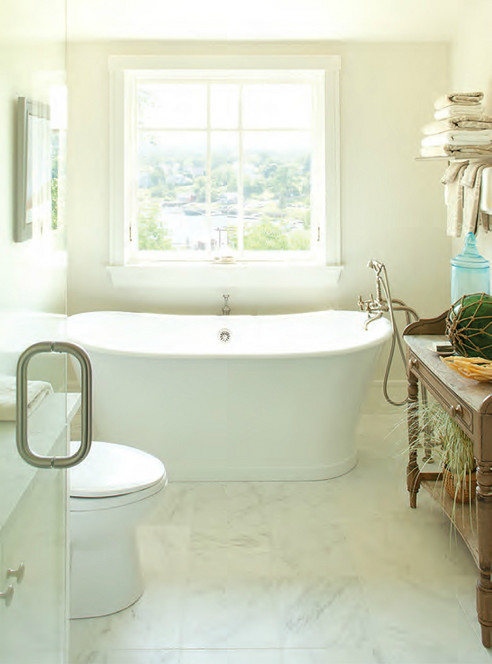 На фото: ванная комната среднего размера в стиле неоклассика (современная классика) с отдельно стоящей ванной, белыми стенами, мраморным полом и душевой кабиной