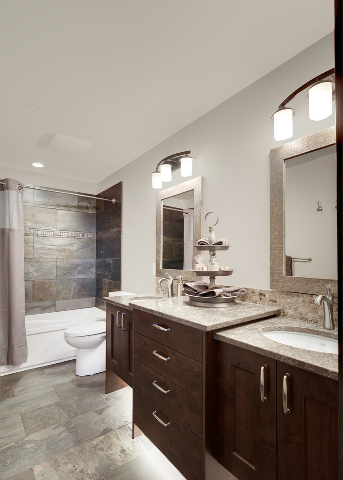 Пример оригинального дизайна: ванная комната в стиле рустика с фасадами в стиле шейкер, темными деревянными фасадами, двойным душем, унитазом-моноблоком, разноцветной плиткой, плиткой из сланца, белыми стенами, полом из сланца, врезной раковиной, столешницей из искусственного кварца, разноцветным полом и душем с распашными дверями