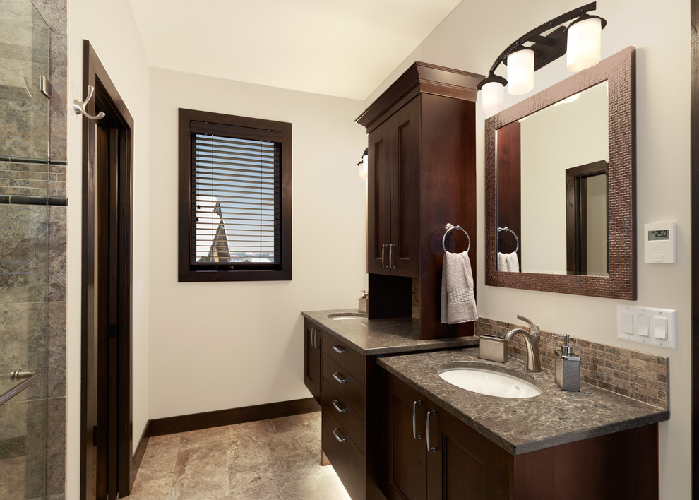 Bild på ett rustikt en-suite badrum, med skåp i shakerstil, skåp i mörkt trä, en dubbeldusch, en toalettstol med hel cisternkåpa, flerfärgad kakel, skifferkakel, vita väggar, skiffergolv, ett undermonterad handfat, bänkskiva i kvarts, flerfärgat golv och dusch med gångjärnsdörr