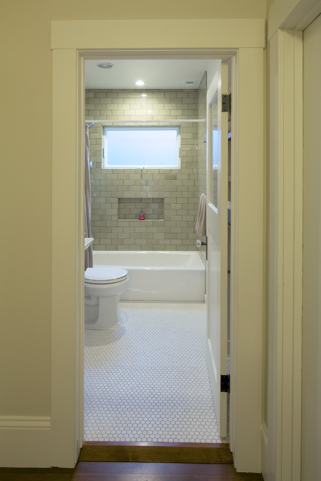 На фото: детская ванная комната в стиле модернизм с ванной в нише, душем над ванной, раздельным унитазом, зеленой плиткой, керамической плиткой, белыми стенами, полом из керамической плитки, раковиной с пьедесталом и столешницей из искусственного кварца с
