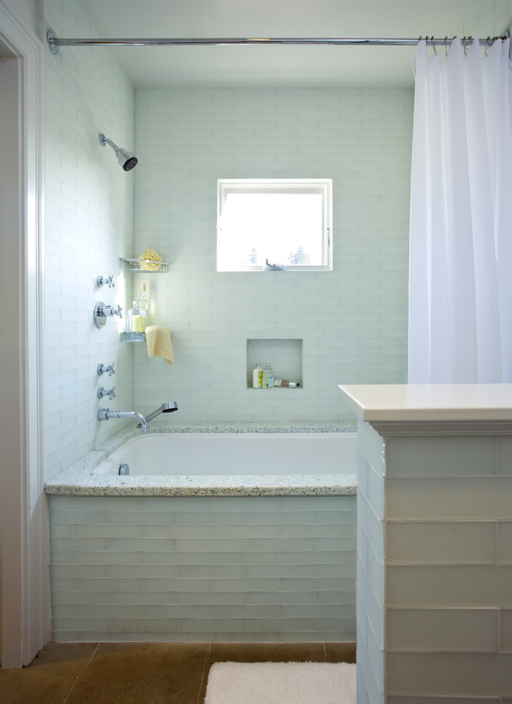 Свежая идея для дизайна: главная ванная комната среднего размера в классическом стиле с полновстраиваемой ванной, душем над ванной, синей плиткой, стеклянной плиткой, фасадами с утопленной филенкой, белыми фасадами, врезной раковиной, столешницей из искусственного кварца и окном - отличное фото интерьера
