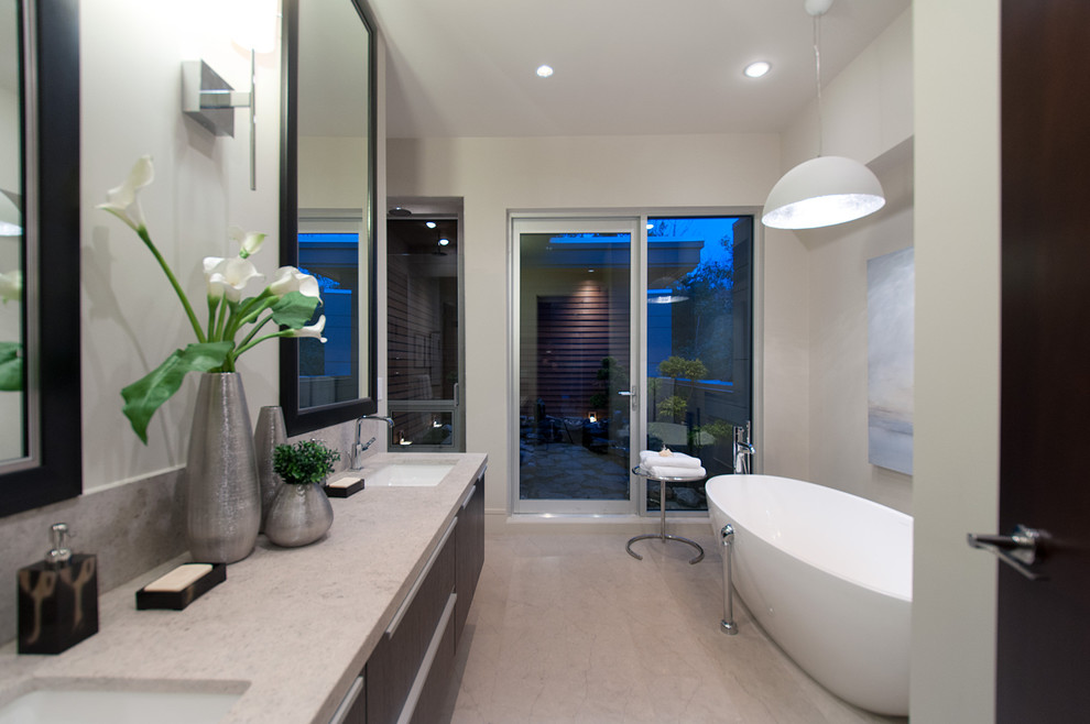 Идея дизайна: ванная комната в современном стиле с отдельно стоящей ванной