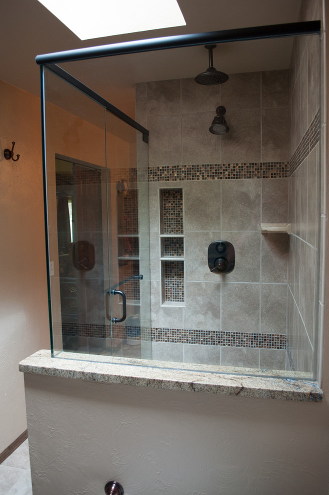Bild på ett mellanstort vintage en-suite badrum, med en hörndusch, beige kakel, porslinskakel, beige väggar, klinkergolv i porslin, beiget golv och dusch med gångjärnsdörr