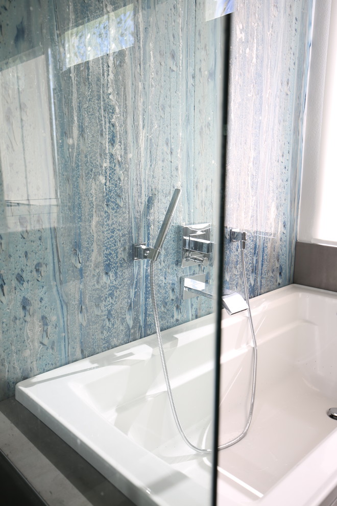 На фото: главная ванная комната среднего размера в современном стиле с плоскими фасадами, серыми фасадами, накладной ванной, угловым душем, унитазом-моноблоком, синей плиткой, плиткой из листового стекла, синими стенами, полом из керамогранита, накладной раковиной, мраморной столешницей, серым полом, душем с распашными дверями и белой столешницей