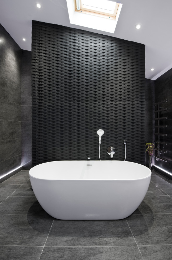 Exempel på ett stort modernt vit vitt badrum för barn, med svarta skåp, ett fristående badkar, en öppen dusch, en vägghängd toalettstol, svart kakel, grå väggar, klinkergolv i porslin, ett nedsänkt handfat, svart golv och med dusch som är öppen
