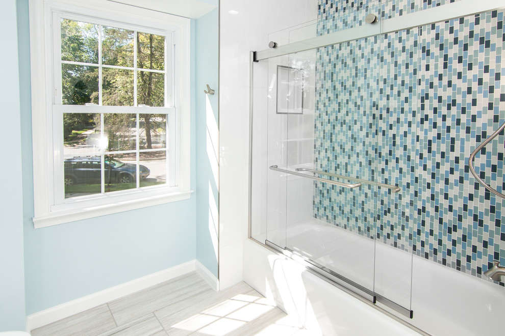 Cette photo montre une douche en alcôve tendance de taille moyenne avec une baignoire en alcôve, un carrelage bleu, des carreaux en allumettes, un mur bleu, un sol en carrelage de porcelaine, un plan de toilette en granite, un sol beige et une cabine de douche à porte coulissante.