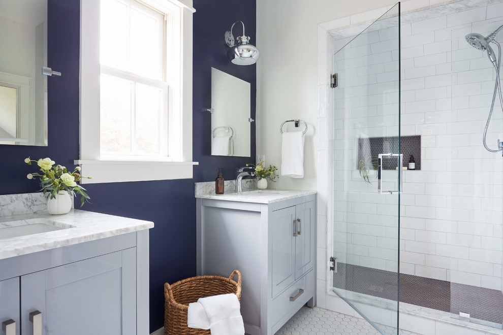 Bild på ett mellanstort lantligt vit vitt badrum, med skåp i shakerstil, grå skåp, en dusch i en alkov, vit kakel, blå väggar, mosaikgolv, ett undermonterad handfat, vitt golv, dusch med gångjärnsdörr, tunnelbanekakel och marmorbänkskiva