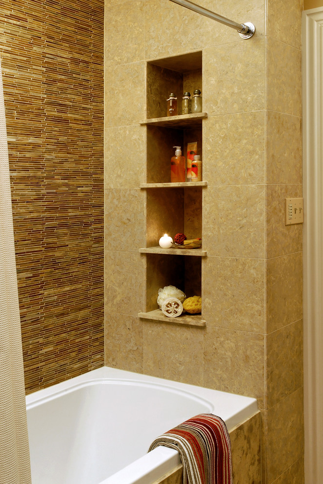 Пример оригинального дизайна: маленькая главная ванная комната в стиле модернизм с плоскими фасадами, фасадами цвета дерева среднего тона, ванной в нише, душем над ванной, разноцветной плиткой, бежевыми стенами, врезной раковиной, столешницей из гранита, унитазом-моноблоком, удлиненной плиткой, полом из керамогранита, бежевым полом и шторкой для ванной для на участке и в саду