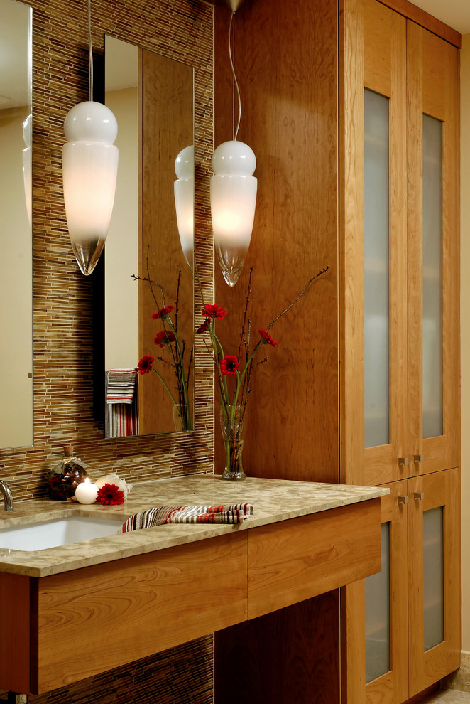 Источник вдохновения для домашнего уюта: маленькая главная ванная комната в стиле модернизм с плоскими фасадами, фасадами цвета дерева среднего тона, ванной в нише, душем над ванной, разноцветной плиткой, бежевыми стенами, врезной раковиной, столешницей из гранита, унитазом-моноблоком, удлиненной плиткой, полом из керамогранита, бежевым полом и шторкой для ванной для на участке и в саду