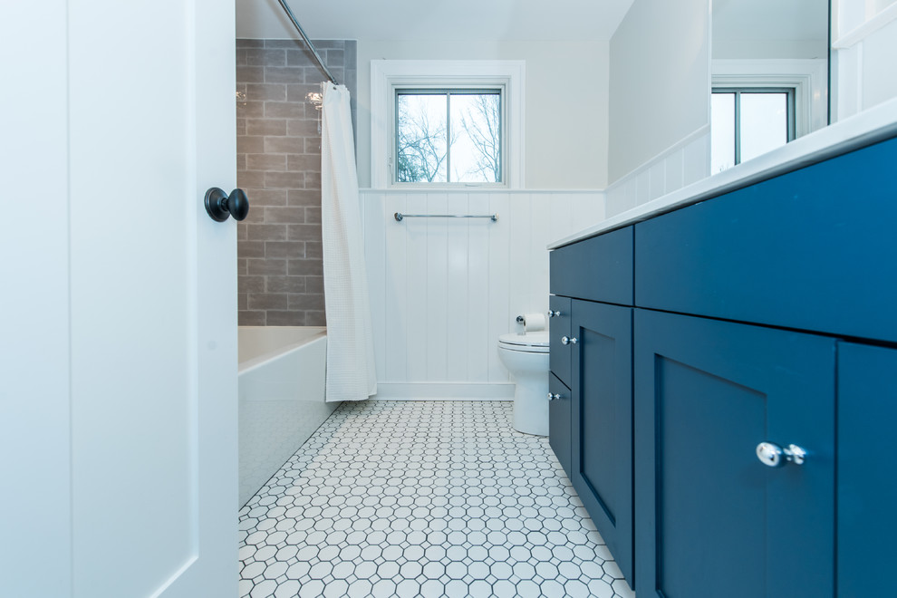 Идея дизайна: детская ванная комната среднего размера в современном стиле с фасадами с утопленной филенкой, синими фасадами, ванной в нише, душем над ванной, раздельным унитазом, серой плиткой, плиткой кабанчик, оранжевыми стенами, полом из мозаичной плитки, врезной раковиной, столешницей из искусственного кварца, белым полом и шторкой для ванной