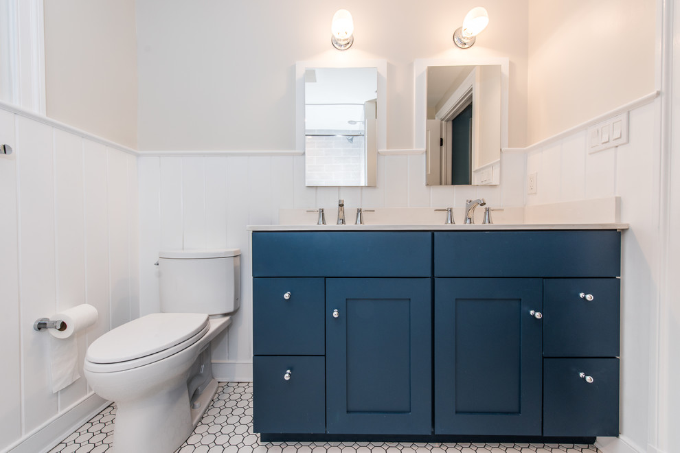 Идея дизайна: детская ванная комната среднего размера в современном стиле с фасадами с утопленной филенкой, синими фасадами, ванной в нише, душем над ванной, раздельным унитазом, серой плиткой, плиткой кабанчик, оранжевыми стенами, полом из мозаичной плитки, врезной раковиной, столешницей из искусственного кварца, белым полом и шторкой для ванной