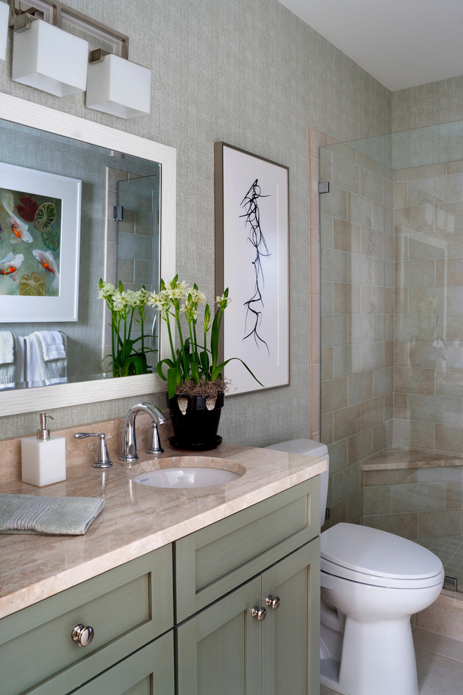 Immagine di una piccola stanza da bagno padronale tradizionale con ante in stile shaker, ante verdi, doccia alcova, WC a due pezzi, piastrelle beige, lavabo sottopiano e top in granito