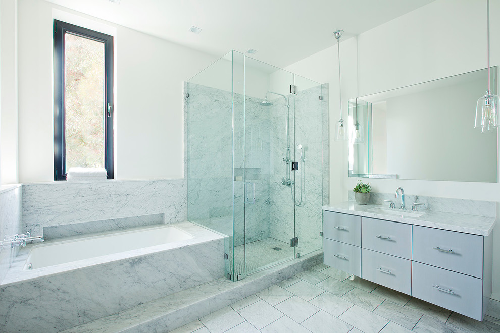 ロサンゼルスにあるコンテンポラリースタイルのおしゃれな浴室 (アンダーカウンター洗面器、フラットパネル扉のキャビネット、白いキャビネット、アンダーマウント型浴槽、コーナー設置型シャワー、白いタイル) の写真