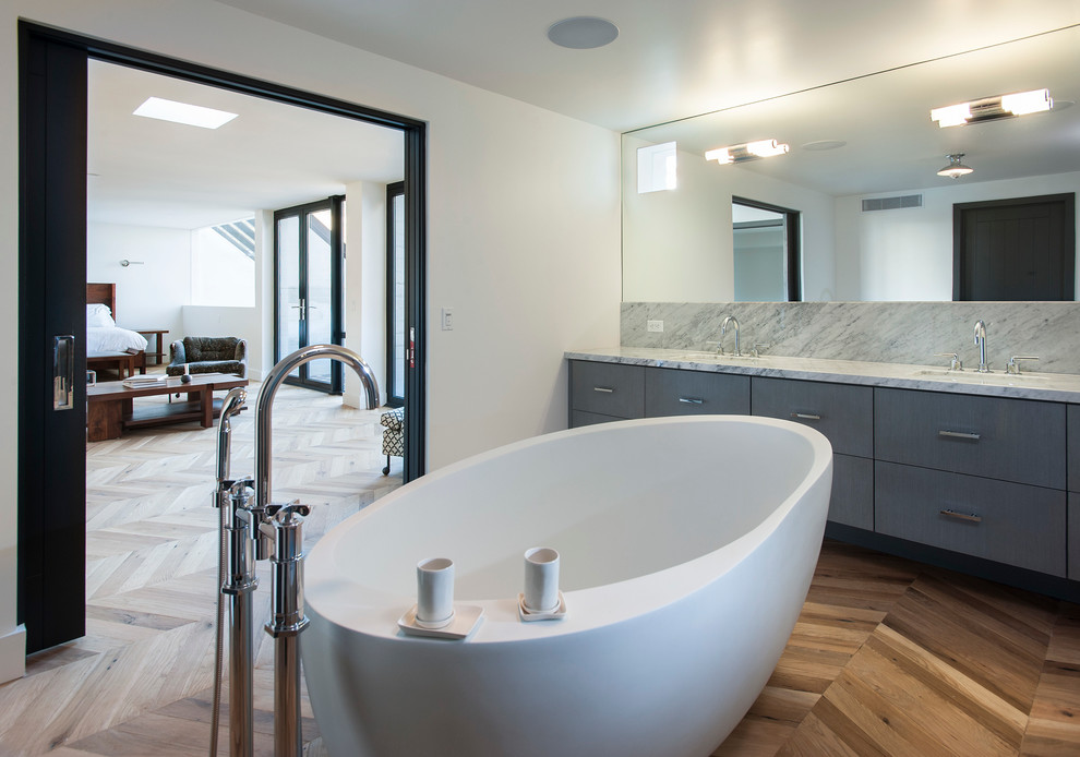 Стильный дизайн: ванная комната в современном стиле с отдельно стоящей ванной - последний тренд