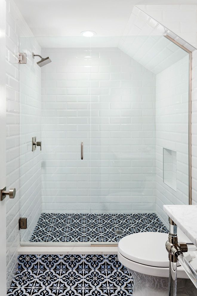 Ispirazione per una stanza da bagno minimalista con doccia alcova, piastrelle bianche, piastrelle diamantate, pareti bianche, pavimento in cementine, lavabo a colonna e porta doccia a battente