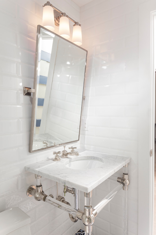 Idéer för ett modernt badrum, med vit kakel, tunnelbanekakel, vita väggar, ett piedestal handfat, cementgolv, en dusch i en alkov och dusch med gångjärnsdörr