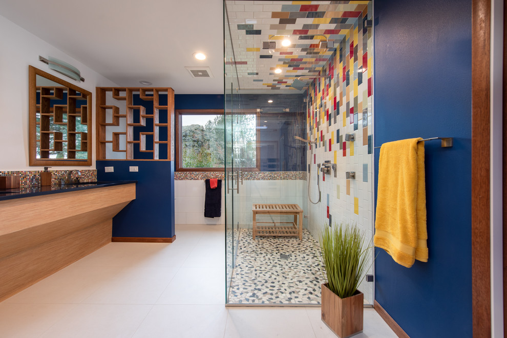 Réalisation d'une salle de bain vintage avec un carrelage multicolore, un carrelage métro, un mur bleu et un sol blanc.