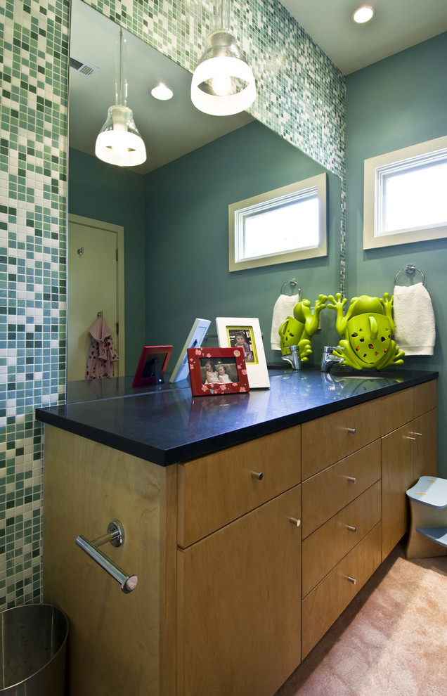 Idées déco pour une salle de bain rétro en bois clair de taille moyenne pour enfant avec un lavabo encastré, un placard à porte plane, un plan de toilette en granite, un carrelage vert, des carreaux de céramique, un mur vert et un sol en carrelage de porcelaine.