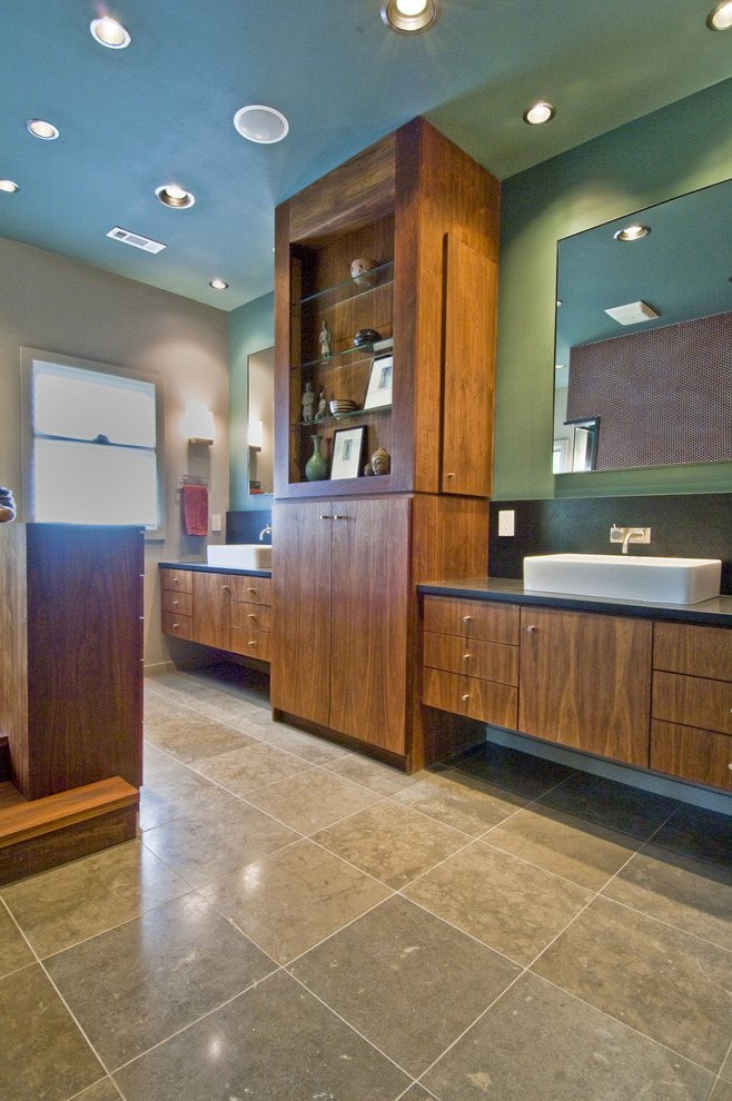 Idée de décoration pour une grande salle de bain principale vintage en bois foncé avec une vasque, un placard à porte plane, un plan de toilette en granite, un carrelage vert, des carreaux de céramique, un mur vert et un sol en travertin.