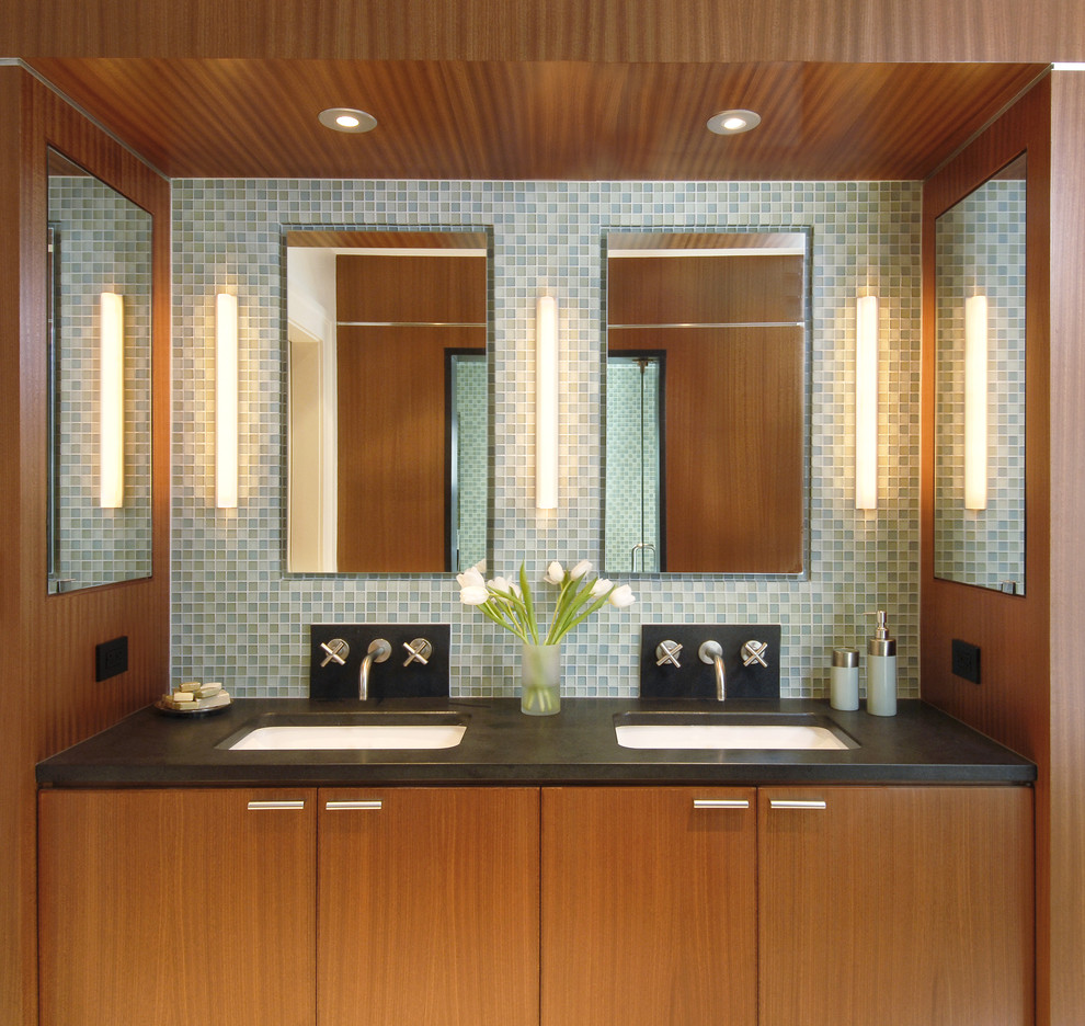 Idée de décoration pour une grande salle de bain principale design en bois brun avec un lavabo encastré, un placard à porte plane, un carrelage bleu, une baignoire posée, une douche double, un carrelage en pâte de verre, un mur bleu et une cabine de douche à porte battante.
