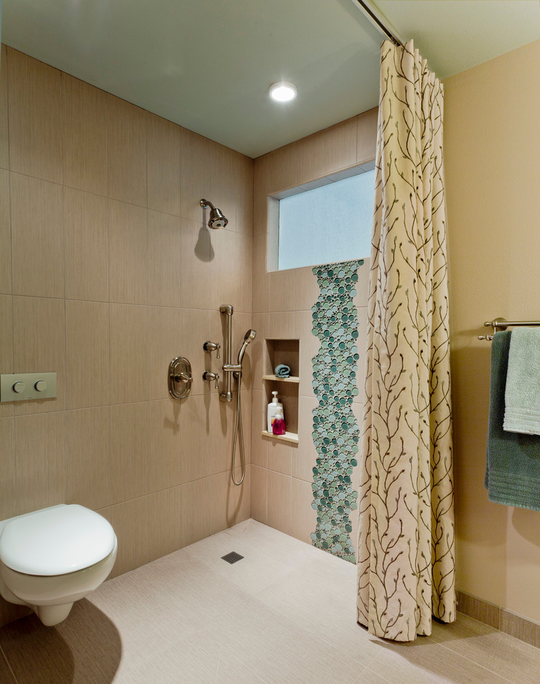 Exempel på ett modernt badrum, med dusch med duschdraperi