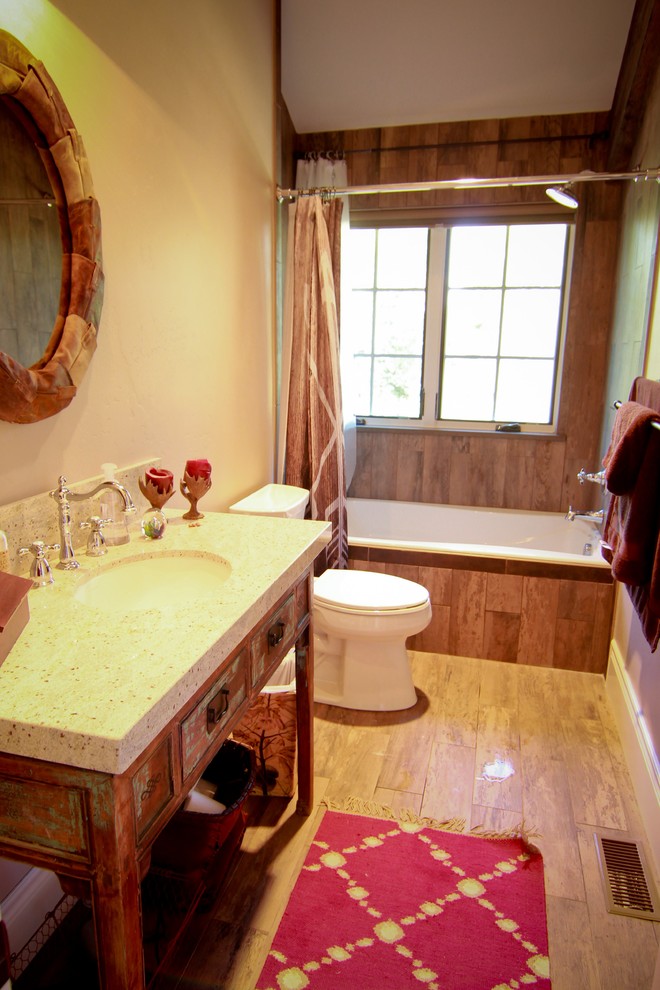Inspiration för ett mellanstort rustikt badrum, med ett platsbyggt badkar, en dusch/badkar-kombination och ett undermonterad handfat