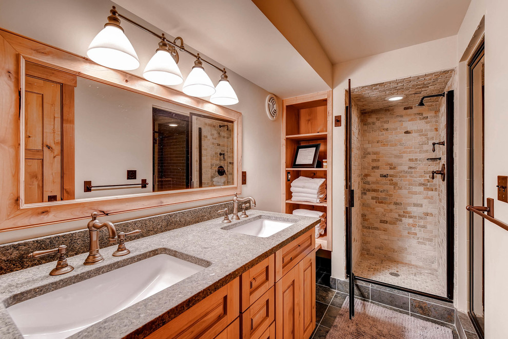 Идея дизайна: ванная комната в стиле рустика с душем с распашными дверями