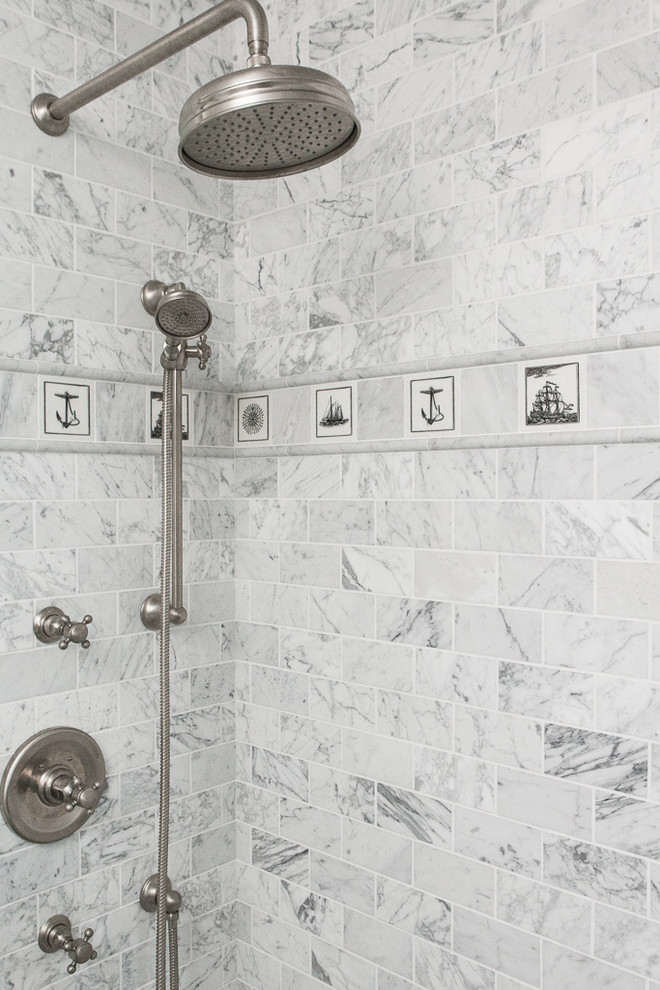 Diseño de cuarto de baño costero con baldosas y/o azulejos grises y ducha doble