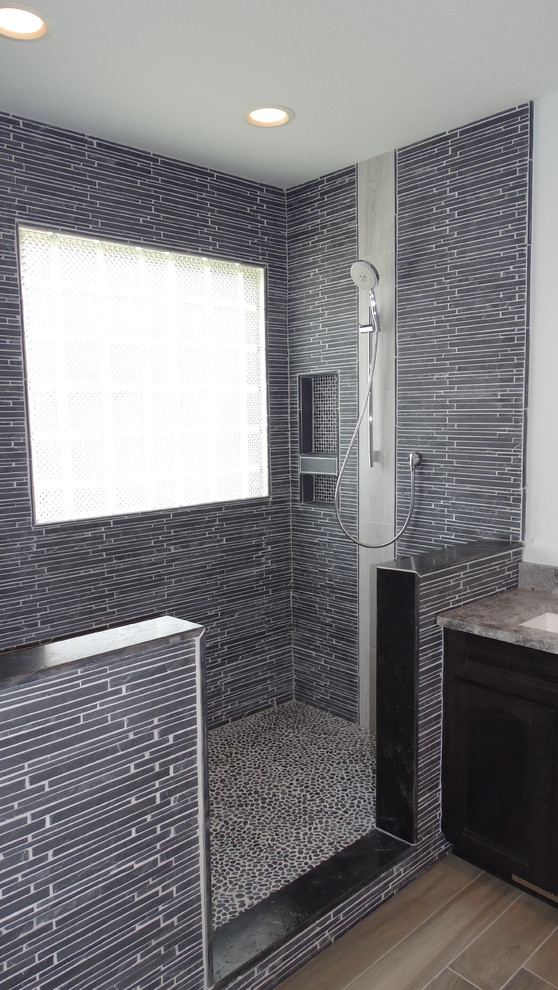 Idées déco pour une salle de bain principale moderne en bois foncé de taille moyenne avec un placard avec porte à panneau encastré, un lavabo encastré, un plan de toilette en granite, une douche double, un mur blanc, parquet clair et un plan de toilette gris.
