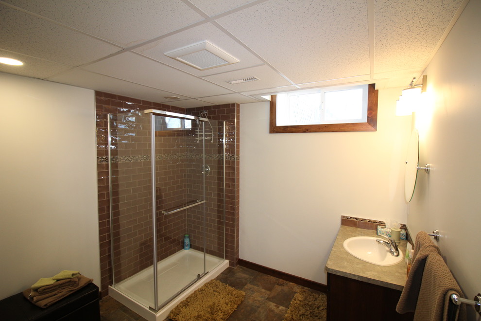 Mittelgroßes Country Badezimmer mit beiger Wandfarbe und Linoleum in Calgary
