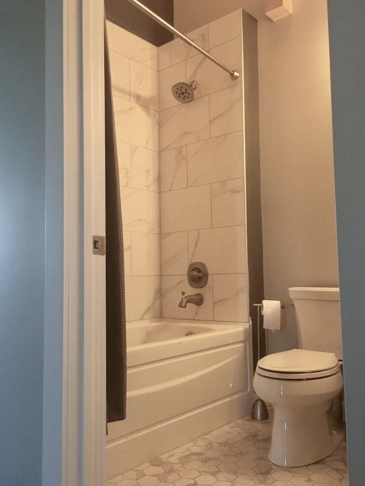 На фото: маленькая ванная комната в стиле ретро с накладной ванной, душем над ванной, белой плиткой, керамогранитной плиткой, серыми стенами, полом из керамогранита, душевой кабиной, раковиной с пьедесталом, белым полом и шторкой для ванной для на участке и в саду