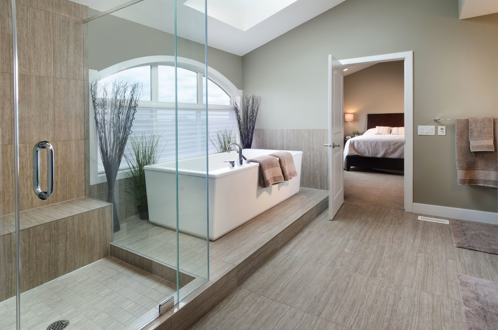 Immagine di una stanza da bagno padronale tradizionale di medie dimensioni con vasca freestanding, doccia ad angolo e pareti marroni