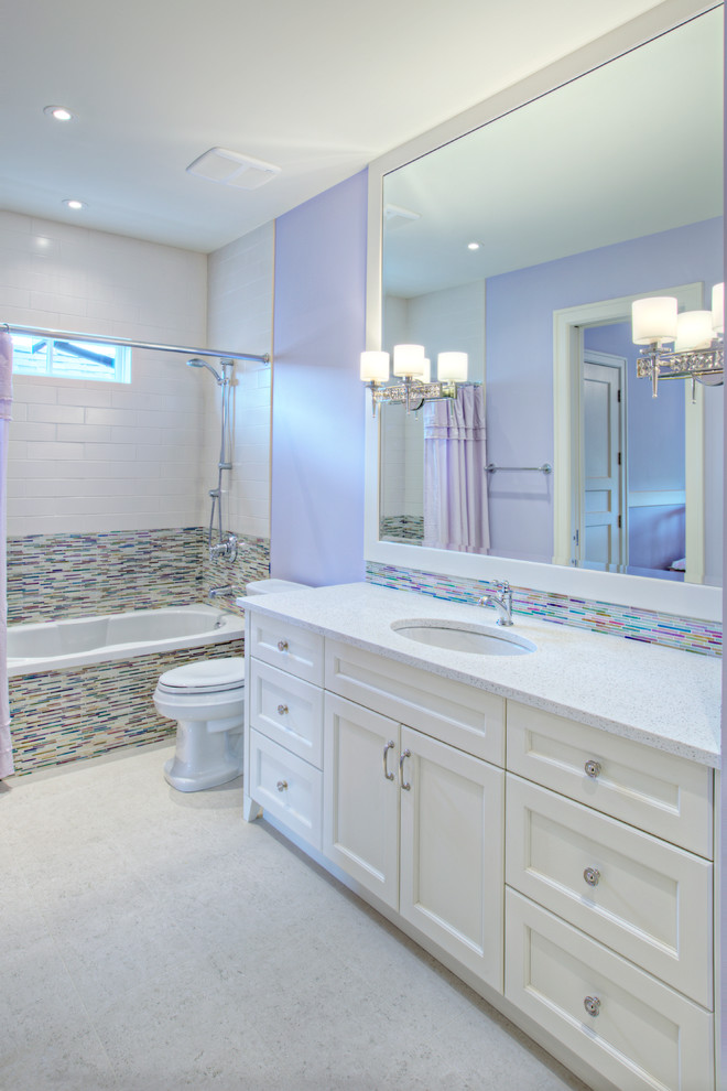 Свежая идея для дизайна: ванная комната в стиле неоклассика (современная классика) с душем над ванной и фартуком - отличное фото интерьера