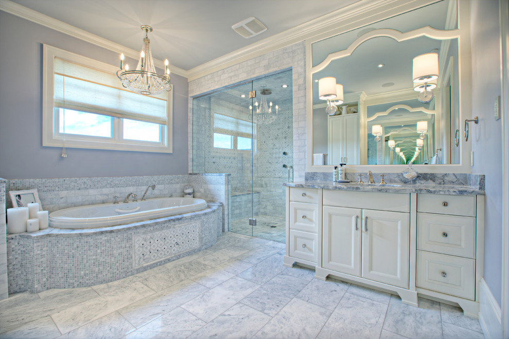 Diseño de cuarto de baño clásico renovado con lavabo bajoencimera, armarios con paneles empotrados, puertas de armario blancas, bañera encastrada y ducha empotrada