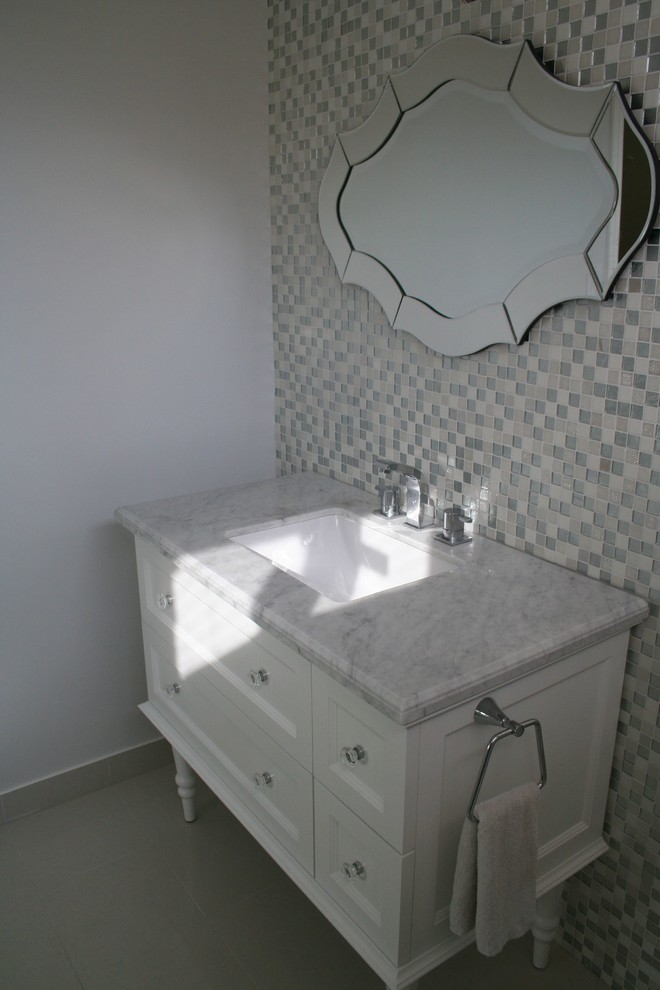 На фото: маленькая ванная комната в стиле фьюжн с фасадами островного типа, белыми фасадами, серой плиткой, зеркальной плиткой, угловым душем, унитазом-моноблоком, врезной раковиной, серыми стенами и полом из керамогранита для на участке и в саду с