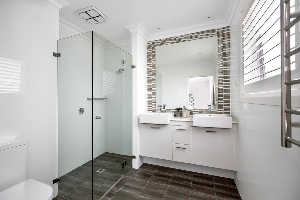 Idéer för ett modernt en-suite badrum, med vit kakel, vita väggar och brunt golv