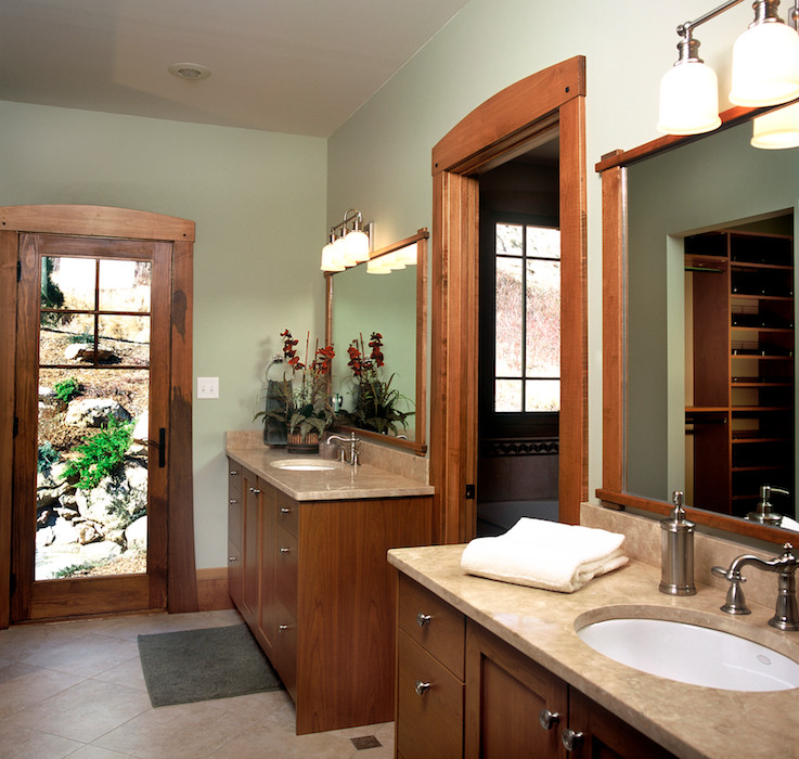 Bild på ett amerikanskt en-suite badrum, med skåp i shakerstil, skåp i mellenmörkt trä och ett platsbyggt badkar