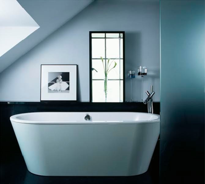 Свежая идея для дизайна: главная ванная комната среднего размера в стиле модернизм с отдельно стоящей ванной, белыми стенами и черным полом - отличное фото интерьера