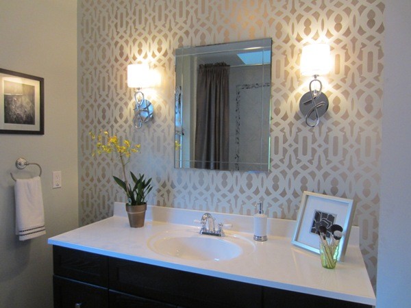 На фото: ванная комната в современном стиле с монолитной раковиной, фасадами в стиле шейкер, темными деревянными фасадами и столешницей из искусственного камня с