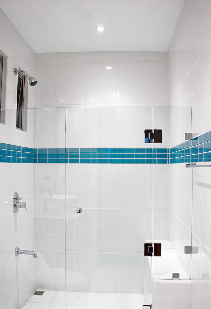 Immagine di una piccola stanza da bagno per bambini design con top piastrellato, doccia aperta, piastrelle bianche, piastrelle in ceramica, pareti bianche e pavimento con piastrelle in ceramica