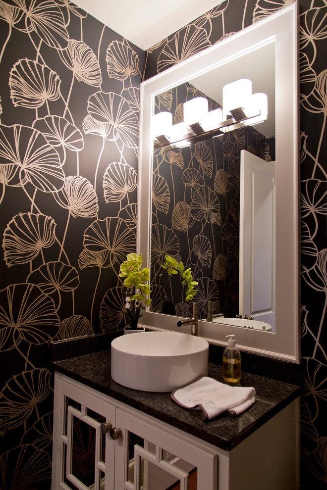 Inspiration för små klassiska badrum med dusch, med möbel-liknande, vita skåp, flerfärgade väggar, ett nedsänkt handfat och granitbänkskiva