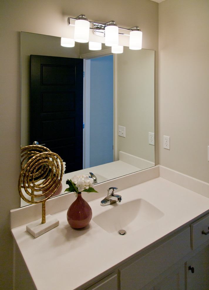 Modelo de cuarto de baño contemporáneo de tamaño medio con armarios con paneles lisos, puertas de armario blancas, ducha empotrada, paredes beige, aseo y ducha y lavabo integrado