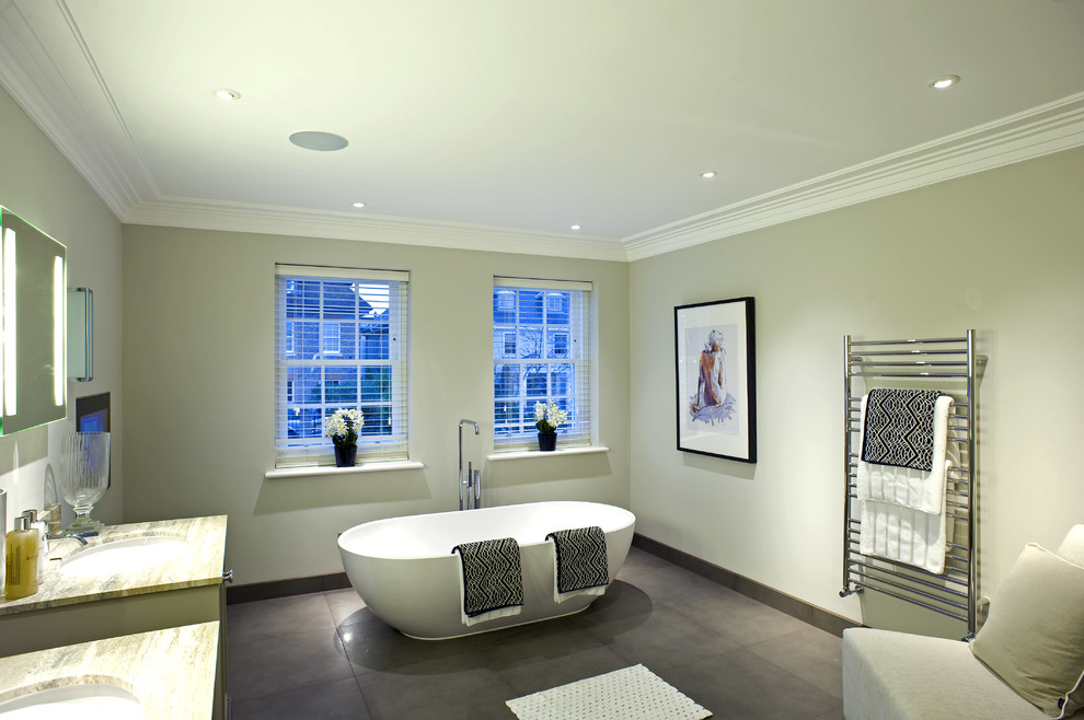 ロンドンにあるトラディショナルスタイルのおしゃれな浴室 (置き型浴槽) の写真