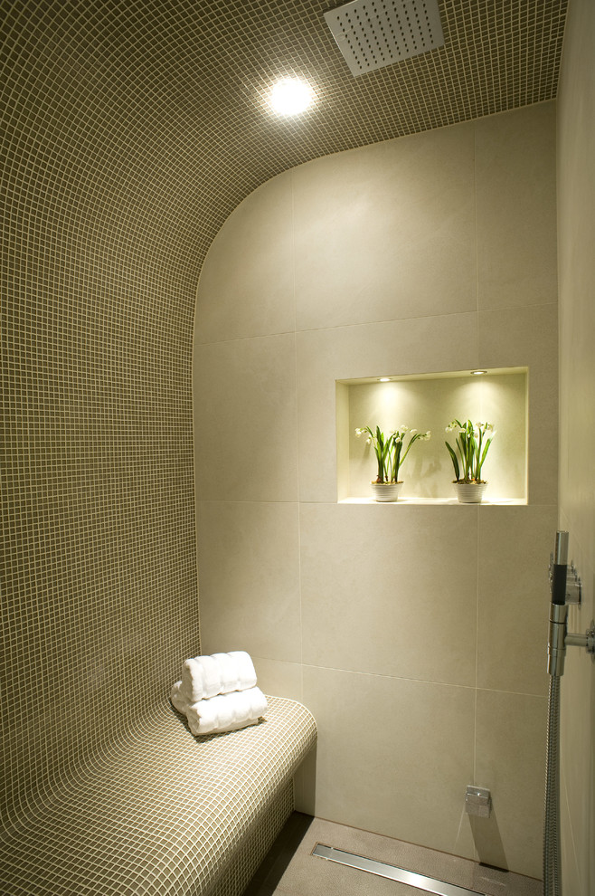 ロンドンにあるトランジショナルスタイルのおしゃれな浴室 (ベージュのタイル) の写真
