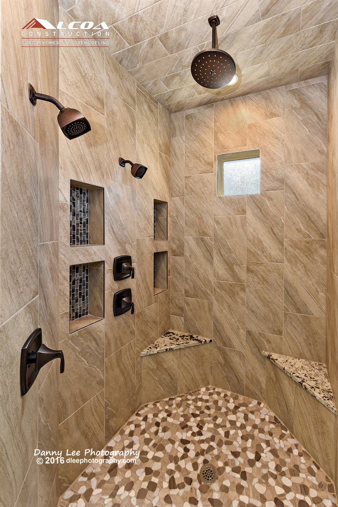 Идея дизайна: большая главная ванная комната в средиземноморском стиле с фасадами с выступающей филенкой, темными деревянными фасадами, отдельно стоящей ванной, раздельным унитазом, керамогранитной плиткой, белыми стенами, врезной раковиной, столешницей из гранита, двойным душем, бежевой плиткой и полом из керамогранита