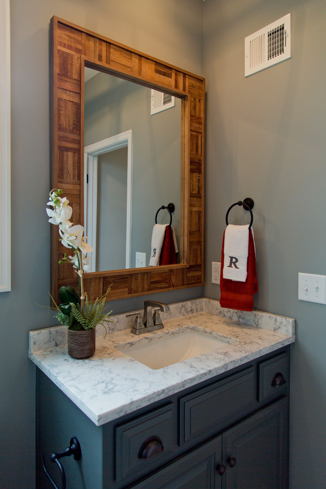 Diseño de cuarto de baño tradicional renovado pequeño con armarios con paneles con relieve, puertas de armario grises, sanitario de una pieza, paredes grises, aseo y ducha, lavabo bajoencimera y encimera de mármol