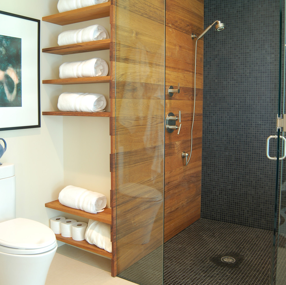 На фото: ванная комната в стиле модернизм с плиткой мозаикой с