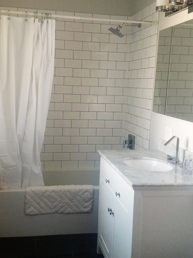 Источник вдохновения для домашнего уюта: маленькая главная ванная комната в современном стиле с фасадами в стиле шейкер, белыми фасадами, ванной в нише, душем над ванной, раздельным унитазом, белой плиткой, керамической плиткой, серыми стенами, полом из керамической плитки, врезной раковиной, столешницей из искусственного кварца, черным полом и шторкой для ванной для на участке и в саду