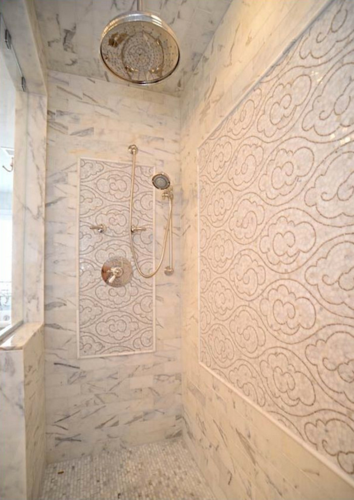 Klassisk inredning av ett mellanstort en-suite badrum, med en hörndusch, grå kakel, vita väggar och mörkt trägolv